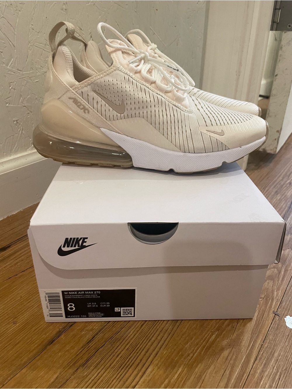 Nike Air Max 270 in Cream and White